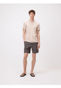 Reserved - T-shirt henley slim fit - beżowy. Typ kołnierza: typu henley. Kolor: beżowy. Materiał: bawełna, dzianina