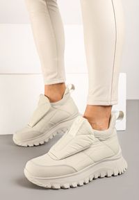 Born2be - Jasnobeżowe Sneakersy na Grubej Podeszwie z Pikowaną Cholewką i Napisem Resisha. Okazja: na co dzień. Kolor: beżowy. Materiał: jeans. Szerokość cholewki: normalna. Wzór: napisy. Styl: casual, sportowy #1