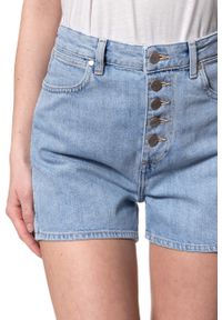 Wrangler - DAMSKIE SPODENKI WRANGLER RETRO SHORT TUBBLE BLUE W29SFH17J. Stan: podwyższony. Kolor: niebieski. Styl: retro #10