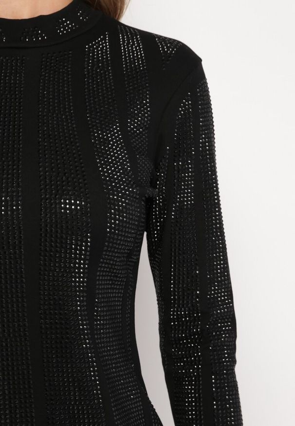 Born2be - Czarna Dopasowana Sukienka Mini w Cyrkonie Upina. Kolor: czarny. Długość: mini