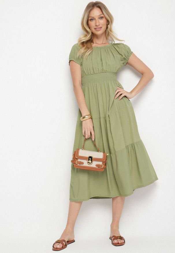 Born2be - Ciemnozielona Sukienka o Rozkloszowanym Kroju z Dekoltem Typu Łódka Miranea. Okazja: na co dzień. Kolor: zielony. Materiał: jeans. Typ sukienki: rozkloszowane, proste. Styl: casual, klasyczny