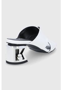 Karl Lagerfeld klapki skórzane K-BLOK KL30605.011 damskie kolor biały na słupku. Kolor: biały. Materiał: skóra. Wzór: gładki. Obcas: na słupku. Wysokość obcasa: średni #2