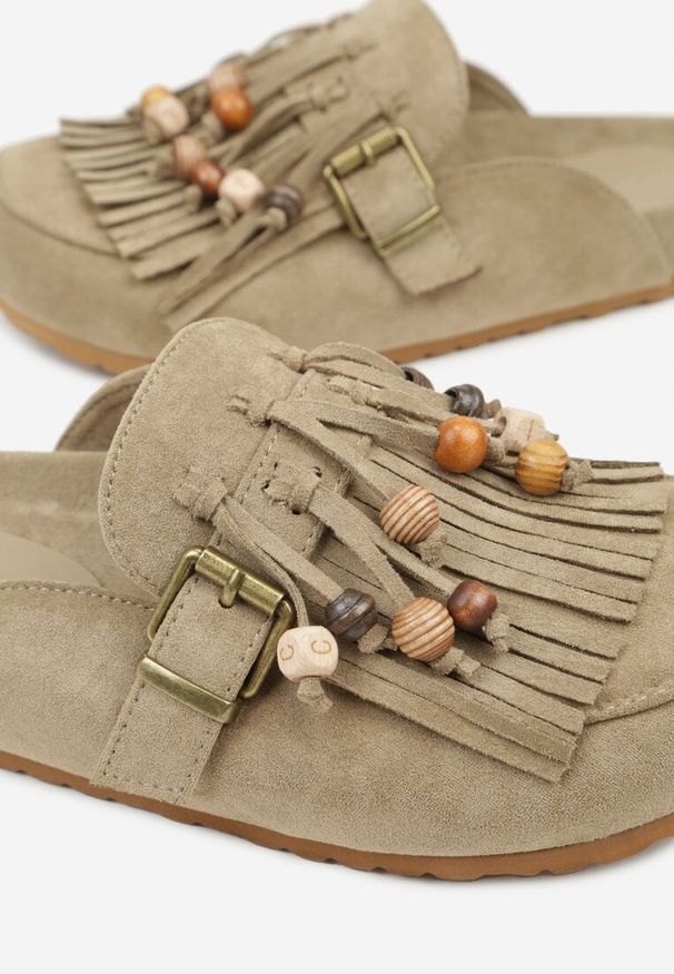 Renee - Zielone Klapki na Platformie Ozdobione Koralikami Klamrami i Frędzlami Leurecea. Okazja: na co dzień. Kolor: zielony. Wzór: aplikacja. Sezon: lato. Obcas: na platformie. Styl: casual, elegancki