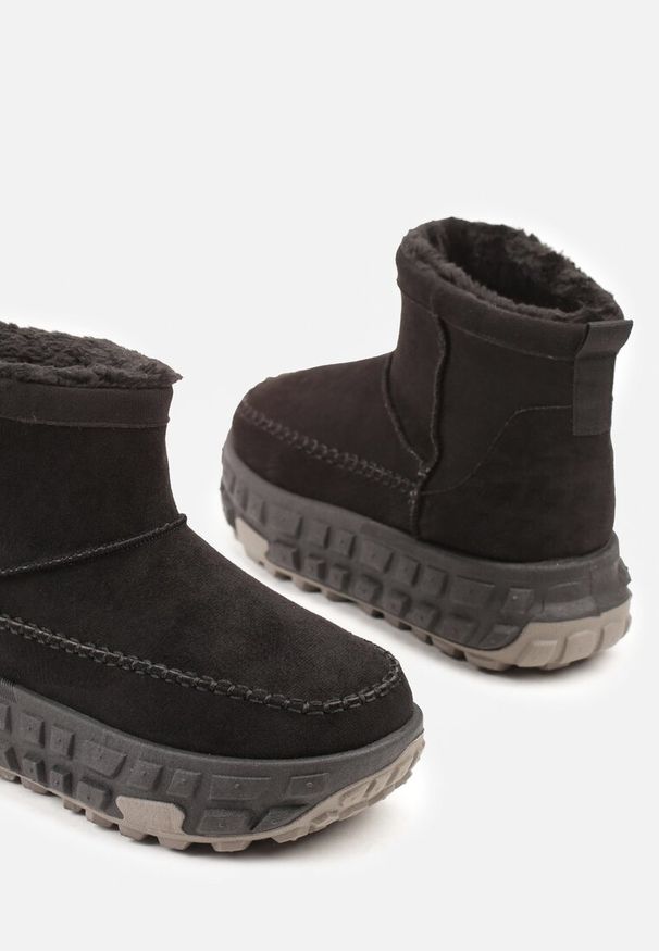 Born2be - Czarne Śniegowce na Grubej Tłoczonej Podeszwie Apenella. Okazja: na co dzień. Kolor: czarny. Styl: casual, klasyczny