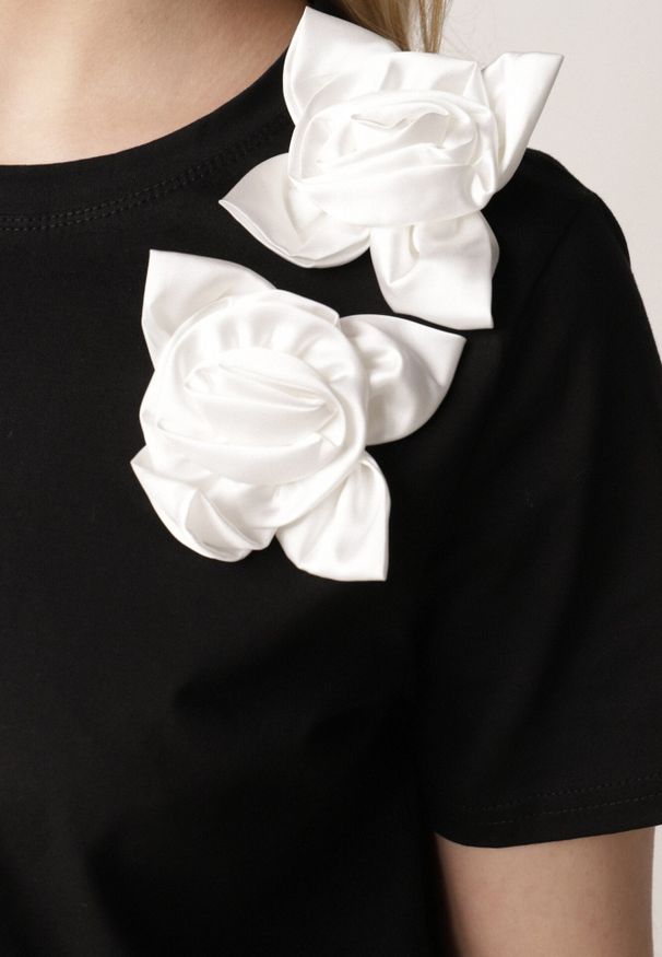 Born2be - Czarno-Biały Klasyczny T-shirt z Bawełny Zdobiony Aplikacją 3D w Kształcie Kwiatów Noebel. Okazja: na co dzień. Kolor: czarny. Materiał: bawełna. Wzór: kwiaty, aplikacja. Sezon: lato. Styl: klasyczny