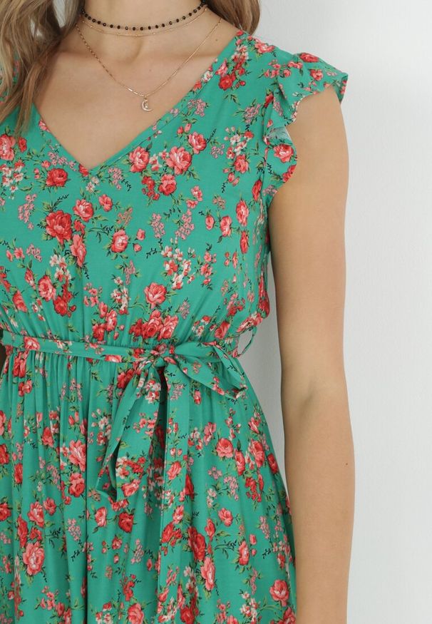 Born2be - Zielona Sukienka z Gumką w Pasie z Wiskozy w Kwiaty Chrysa. Typ kołnierza: kołnierz z falbankami. Kolor: zielony. Materiał: wiskoza. Wzór: kwiaty