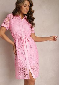 Renee - Różowa Koszulowa Sukienka Midi z Ażurowym Zdobieniem Tatrasi. Kolor: różowy. Materiał: materiał, koronka. Długość rękawa: krótki rękaw. Wzór: ażurowy, aplikacja. Typ sukienki: koszulowe. Długość: midi #1