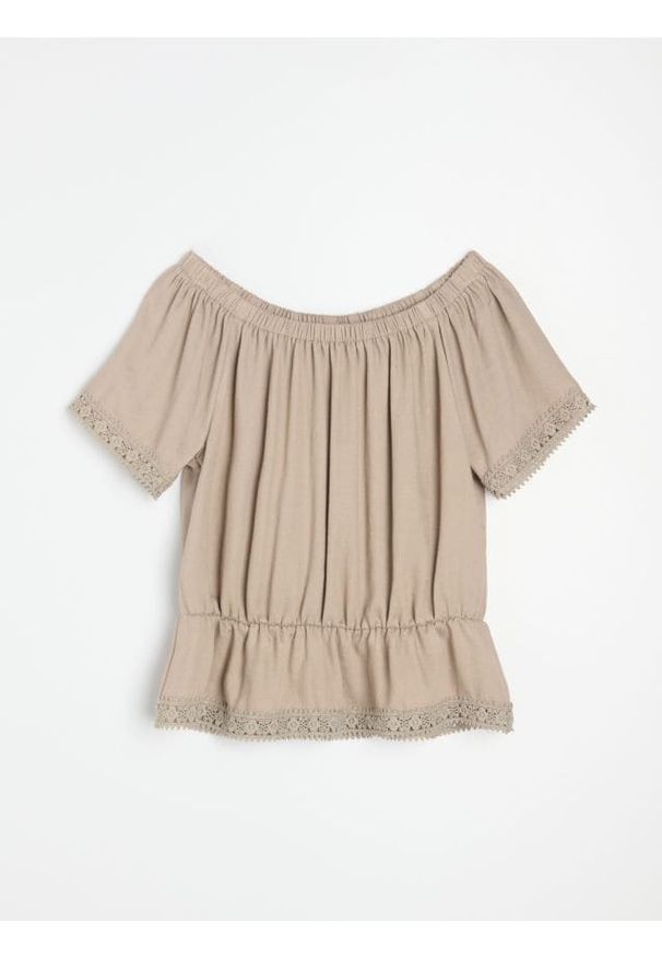Sinsay - Koszulowa bluzka z haftowaną lamówką i wiskozą - kremowy. Kolor: kremowy. Materiał: wiskoza. Wzór: haft