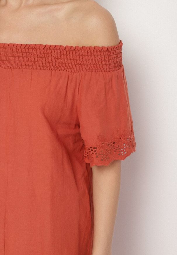 Born2be - Pomarańczowa Bawełniana Sukienka Hiszpanka z Ażurowymi Zdobieniami Filissa. Okazja: na co dzień. Typ kołnierza: dekolt hiszpanka. Kolor: pomarańczowy. Materiał: bawełna. Długość rękawa: krótki rękaw. Wzór: aplikacja, ażurowy. Typ sukienki: rozkloszowane, z odkrytymi ramionami. Styl: casual