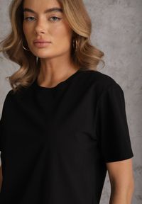 Renee - Czarny Bawełniany T-shirt Ozdobiony po Bokach Rozcięciami Brinelle. Kolor: czarny. Materiał: bawełna. Wzór: aplikacja. Sezon: lato. Styl: elegancki, sportowy #2