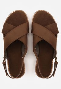 Renee - Ciemnobrązowe Sandały VICES z Imitacji Zamszu ze Skrzyżowanymi Paskami Fontalla. Okazja: na co dzień. Zapięcie: pasek. Kolor: brązowy. Materiał: zamsz. Wzór: paski. Sezon: lato. Styl: casual, elegancki #5