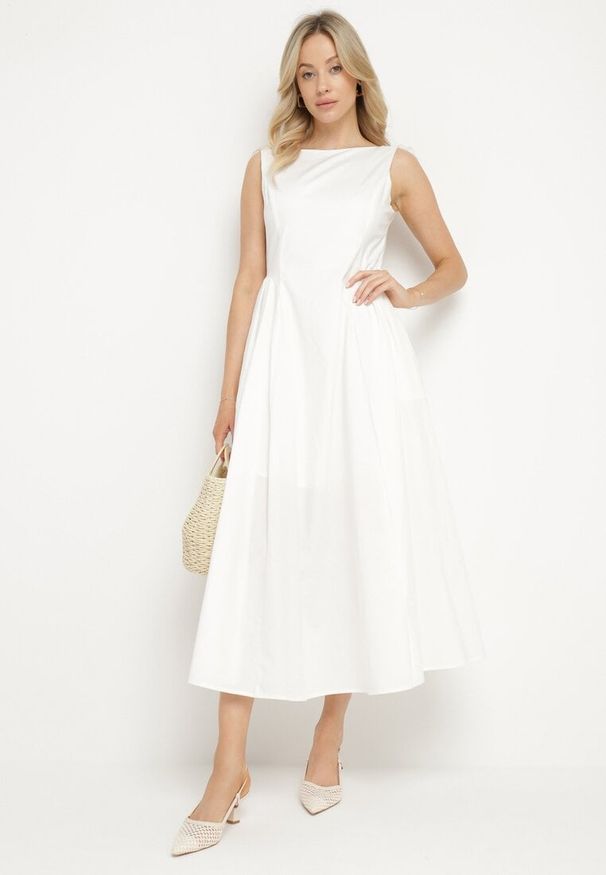 Born2be - Biała Sukienka Bawełniana o Rozkloszowanym Fasonie z Dekoltem Łódką i Kieszeniami Elenira. Typ kołnierza: dekolt w łódkę. Kolor: biały. Materiał: bawełna. Typ sukienki: rozkloszowane. Styl: elegancki