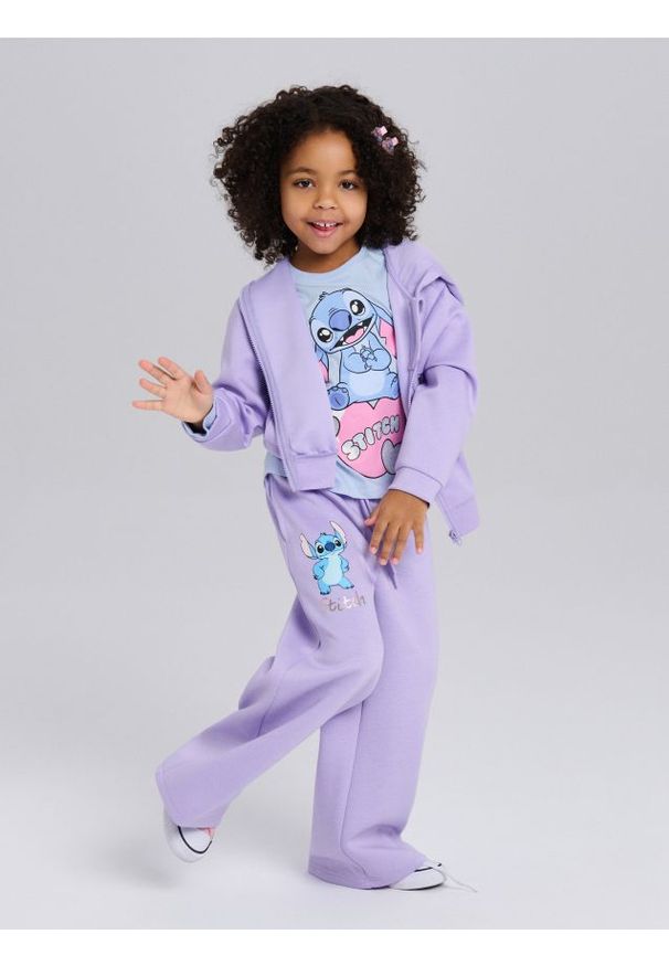 Sinsay - Spodnie dresowe wide leg Lilo & Stitch - fioletowy. Kolor: fioletowy. Materiał: dresówka