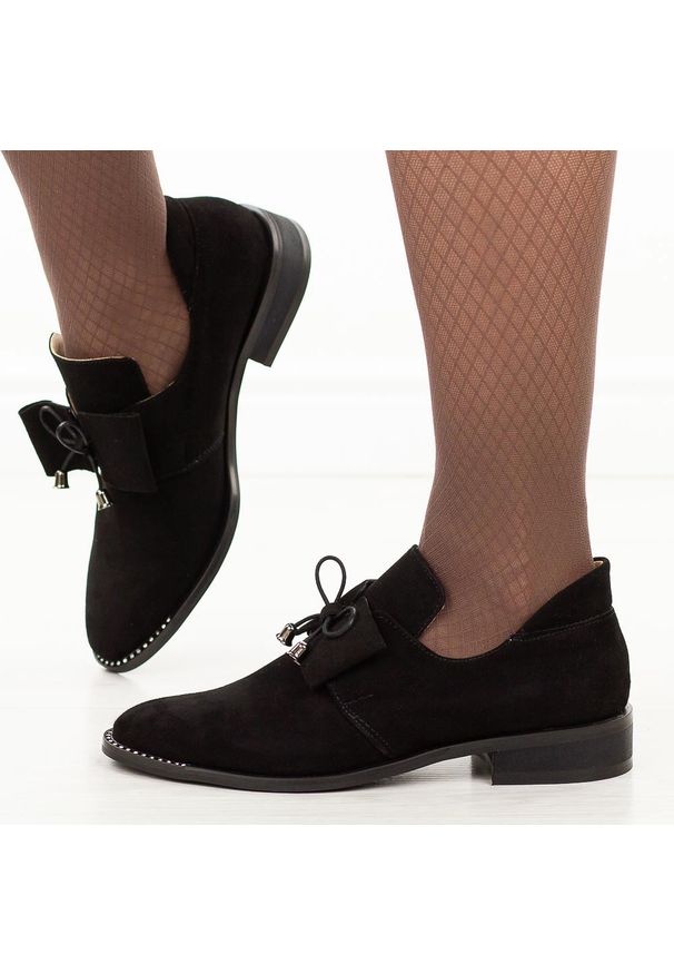 DEONI - Czarne zamszowe skórzane Polskie półbuty damskie Deoni D055. Okazja: do pracy, na co dzień, na spotkanie biznesowe. Kolor: czarny. Materiał: zamsz, skóra. Szerokość cholewki: normalna. Wzór: aplikacja. Sezon: wiosna, jesień. Styl: wizytowy, casual, elegancki, biznesowy