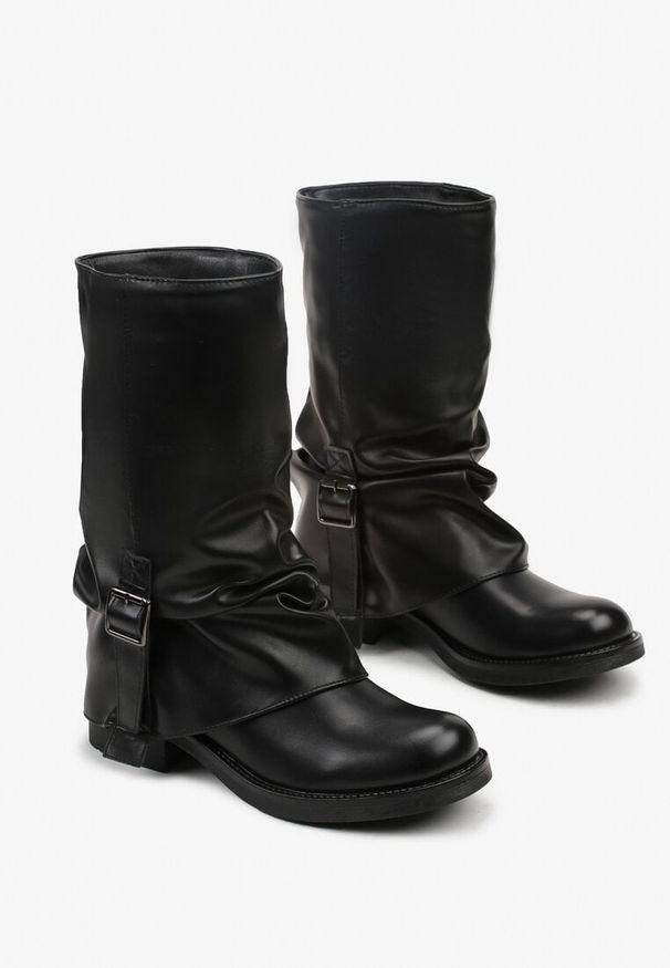 Renee - Czarne Botki Bikery z Wywiniętą Cholewką z Marszczeniem i Klamrą Fenilea. Zapięcie: klamry. Kolor: czarny. Szerokość cholewki: normalna