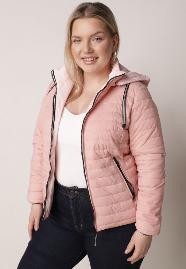 Born2be - Różowa Kurtka Przejściowa Dwustronna z Pikowaniem i Kapturem Azirane. Okazja: na co dzień. Typ kołnierza: kaptur. Kolekcja: plus size. Kolor: różowy. Materiał: jeans. Wzór: gładki. Styl: casual, elegancki