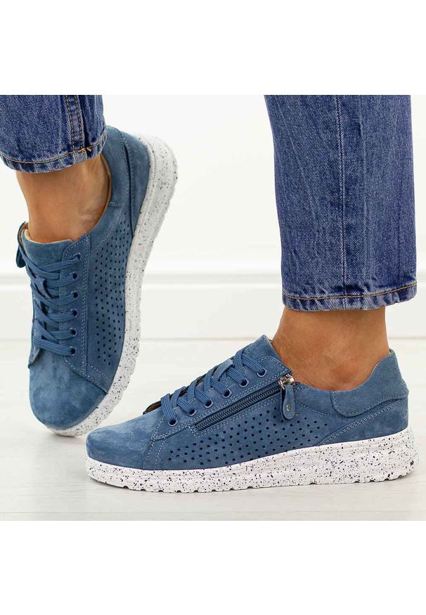 Niebieskie zamszowe skórzane półbuty damskie Jezzi 137. Okazja: na co dzień. Zapięcie: sznurówki. Kolor: niebieski. Materiał: zamsz, skóra. Szerokość cholewki: normalna. Wzór: ażurowy. Sezon: wiosna, jesień, lato. Styl: casual, elegancki, klasyczny