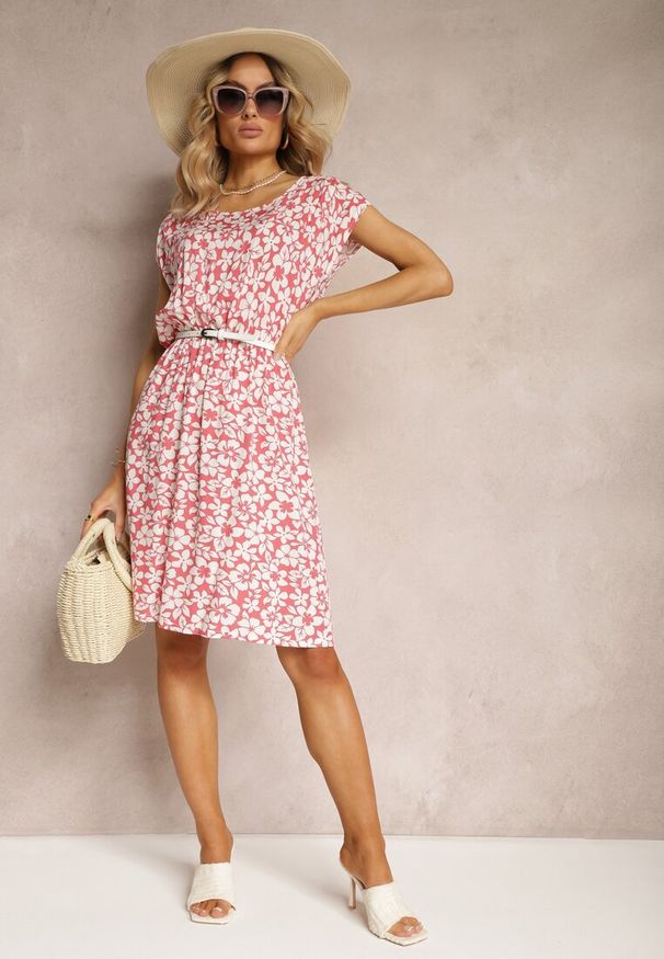 Renee - Różowa Kwiecista Sukienka z Krótkim Rękawem i Gumką w Talii Euremia. Okazja: na spacer, na imprezę, na co dzień. Kolor: różowy. Materiał: tkanina. Długość rękawa: krótki rękaw. Sezon: lato. Typ sukienki: proste. Styl: casual