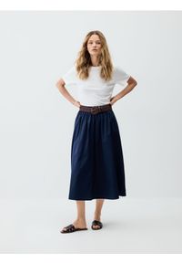 Reserved - Bawełniana spódnica z paskiem - granatowy. Kolor: niebieski. Materiał: bawełna