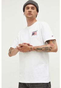 Tommy Jeans t-shirt bawełniany kolor biały wzorzysty. Kolor: biały. Materiał: bawełna. Długość rękawa: krótki rękaw. Długość: krótkie. Styl: klasyczny #1