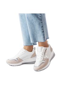Inna Białe sneakersy na koturnie Fastello. Kolor: biały. Materiał: guma. Obcas: na koturnie #2