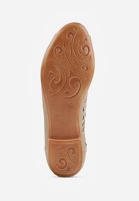 Born2be - Beżowe Ażurowe Balerinki ze Skóry Naturalnej z Odkrytym Noskiem Helyss. Okazja: do pracy, na co dzień, na spotkanie biznesowe. Kolor: beżowy. Materiał: skóra. Szerokość cholewki: normalna. Wzór: ażurowy. Styl: klasyczny, biznesowy, elegancki, casual, boho #8