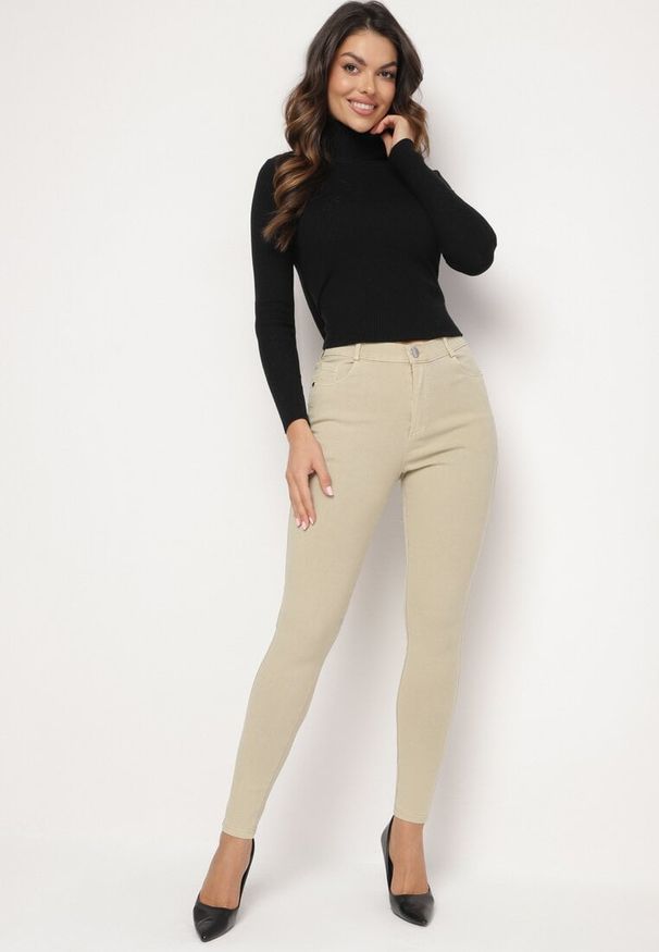 Born2be - Beżowe Dopasowane Jeansy z Bawełną i Wysokim Stanem Valrievia. Okazja: na co dzień. Stan: podwyższony. Kolor: beżowy. Wzór: aplikacja. Styl: casual, elegancki