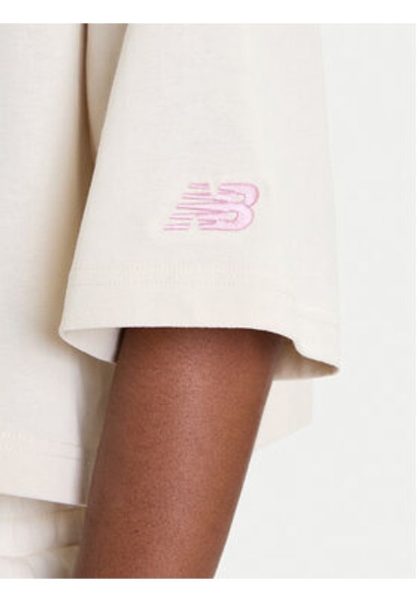 New Balance T-Shirt WT53904 Beżowy Regular Fit. Kolor: beżowy. Materiał: bawełna