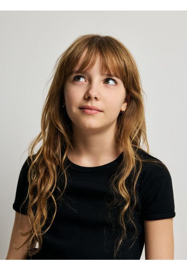 Reserved - Prążkowany t-shirt - czarny. Kolor: czarny. Materiał: prążkowany