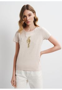 Ochnik - Beżowy T-shirt damski ze złotym logo. Kolor: beżowy. Materiał: bawełna. Długość: krótkie. Wzór: nadruk, aplikacja #1