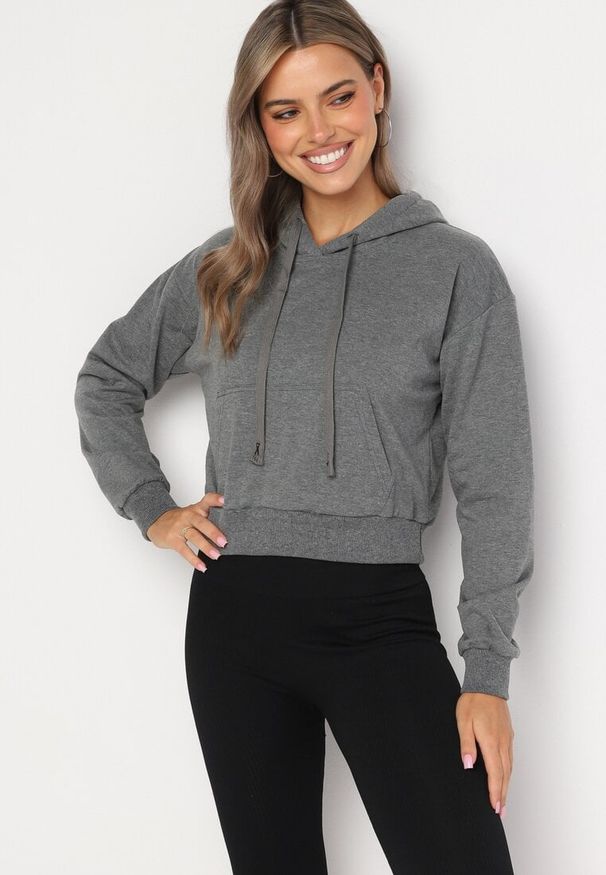 Born2be - Ciemnoszara Bluza z Dodatkiem Bawełny z Kapturem Wykończona Ściągaczami Evista. Okazja: na co dzień, na spotkanie biznesowe. Typ kołnierza: kaptur. Kolor: szary. Materiał: bawełna. Styl: biznesowy, casual, elegancki