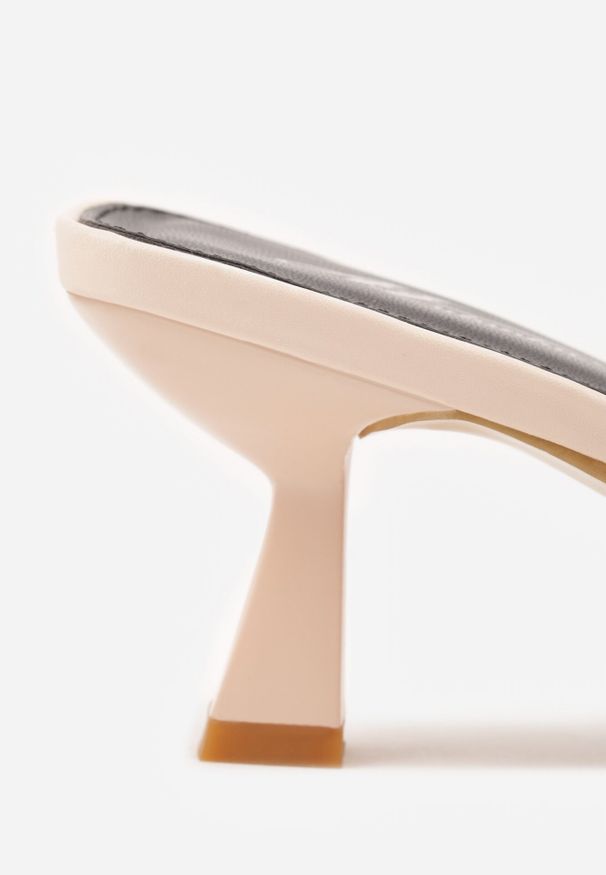 Born2be - Beżowe Klapki na Kaczuszce z Otwartym Noskiem Calenatia. Okazja: na co dzień. Nosek buta: otwarty. Kolor: beżowy. Sezon: lato. Obcas: na szpilce. Styl: wizytowy, casual