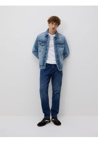 Reserved - Jeansy slim z efektem sprania - granatowy. Kolor: niebieski