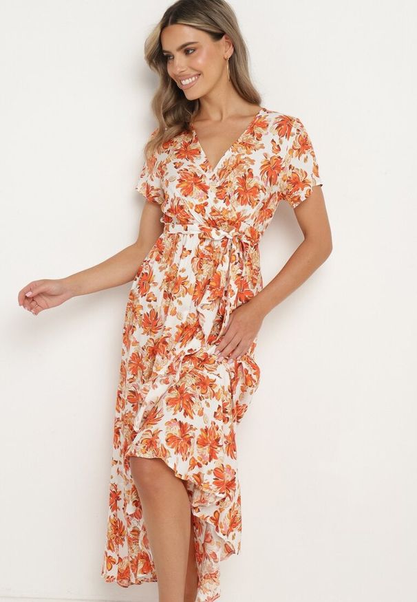 Born2be - Pomarańczowa Wiskozowa Sukienka o Rozkloszowanym Kroju z Gumką w Talii i Materiałowym Paskiem Vikletta. Kolor: pomarańczowy. Materiał: materiał, wiskoza. Długość rękawa: krótki rękaw. Typ sukienki: rozkloszowane. Styl: elegancki