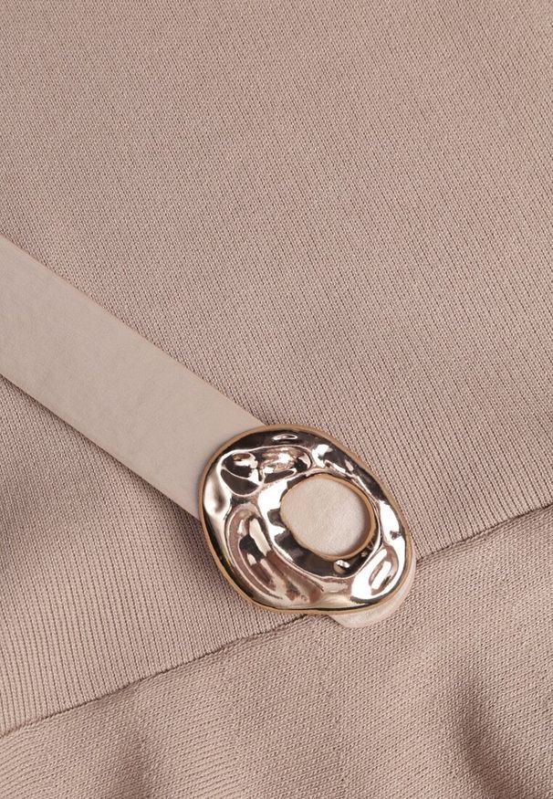 Renee - Beżowa Dzianinowa Bluzka Baskinka z Paskiem i Klamrą Megassa. Kolor: beżowy. Materiał: dzianina