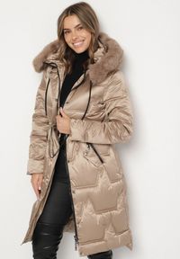 Born2be - Ciemnobeżowa Pikowana Kurtka o Długim Kroju ze Ściągaczem w Talii i Kapturem Galita. Okazja: na co dzień. Kolor: beżowy. Materiał: poliester, dzianina, jeans, futro. Długość: długie. Styl: casual, elegancki #4