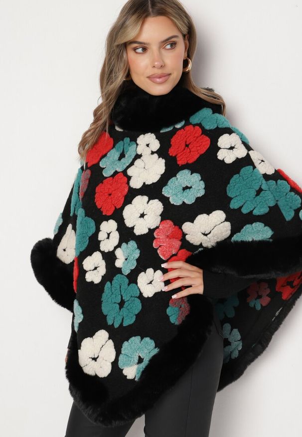 Born2be - Czarne Wiskozowe Ponczo Ozdobione Futerkiem w Kształcie Kwiatów Leanthra. Okazja: na co dzień. Kolor: czarny. Materiał: wiskoza, futro. Wzór: kwiaty, aplikacja. Styl: casual, wizytowy