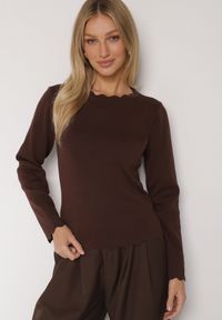 Born2be - Brązowy Sweter z Wiskozą Ozdobiony Falbankami Mevita. Typ kołnierza: kołnierz z falbankami. Kolor: brązowy. Materiał: wiskoza. Wzór: aplikacja. Styl: elegancki, klasyczny #3