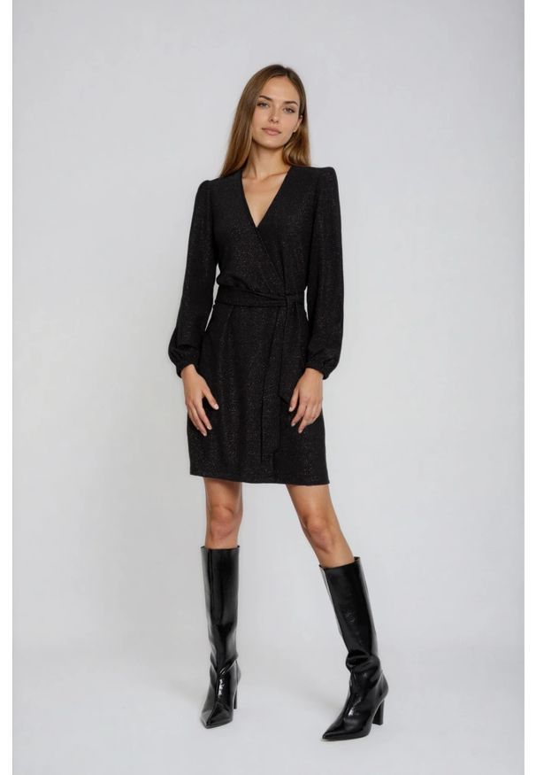 MOODO - Sukienka z dekoltem czarna. Kolor: czarny. Materiał: poliester, elastan