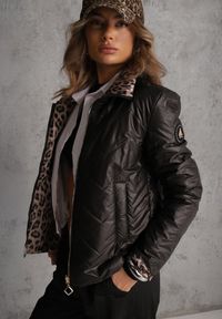 Renee - Czarna Pikowana Kurtka Dwustronna z Motywem Panterki i Naszywką Damike. Kolor: czarny. Wzór: motyw zwierzęcy, aplikacja. Sezon: wiosna #1
