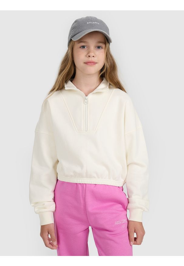 4f - 4F Bluza dresowa nierozpinana bez kaptura dziewczęca - biała 152 (11-12 lat). Okazja: na co dzień. Typ kołnierza: bez kaptura. Kolor: biały. Materiał: dresówka. Długość: krótkie. Wzór: gładki, ze splotem. Sezon: lato. Styl: młodzieżowy, casual, klasyczny, sportowy