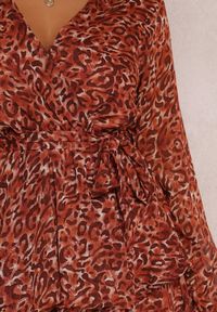 Renee - Brązowa Sukienka Oreithinca. Typ kołnierza: typu klepsydra, dekolt kopertowy. Kolor: brązowy. Materiał: tkanina, materiał. Długość rękawa: długi rękaw. Wzór: nadruk. Typ sukienki: kopertowe