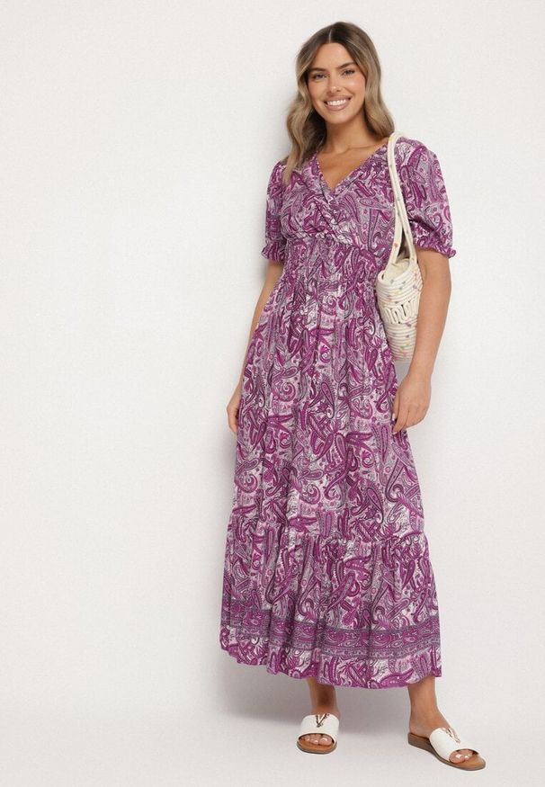 Born2be - Ciemnoróżowa Bawełniana Sukienka o Rozkloszowanym Kroju we Wzór Paisley Folurelle. Typ kołnierza: dekolt w serek. Kolor: fioletowy. Materiał: bawełna. Długość rękawa: krótki rękaw. Wzór: paisley. Styl: elegancki, klasyczny
