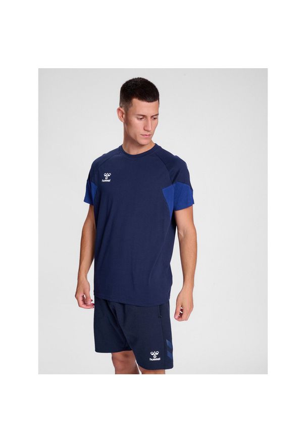 Koszulka Hummel Travel. Kolor: niebieski. Sport: piłka nożna
