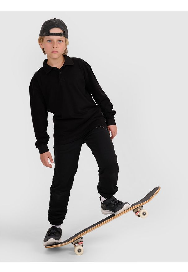 4f - 4F Longsleeve polo regular chłopięcy - czarny 134 (8-9 lat). Okazja: na co dzień. Typ kołnierza: polo. Kolor: czarny. Długość: długie. Wzór: ze splotem, gładki. Materiał: jersey, bawełna, materiał. Długość rękawa: długi rękaw. Sezon: lato. Styl: sportowy, klasyczny, elegancki, casual