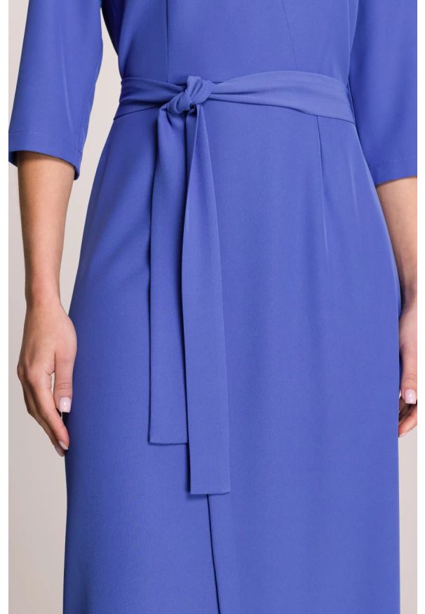 Stylove - Elegancka sukienka midi z dekoltem V i rozcięciem niebieska. Okazja: do pracy. Kolor: niebieski, różowy. Typ sukienki: ołówkowe. Styl: elegancki. Długość: midi