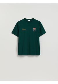 Reserved - T-shirt regular ze świątecznym nadrukiem - ciemnozielony. Kolor: zielony. Materiał: dzianina, bawełna. Wzór: nadruk. Styl: wizytowy #1