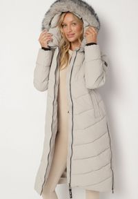 Born2be - Beżowa Długa Kurtka z Pikowanymi Przeszyciami i Kapturem z Futerkiem Galella. Okazja: na co dzień. Kolor: beżowy. Materiał: futro. Długość: długie. Styl: klasyczny, casual, elegancki #3