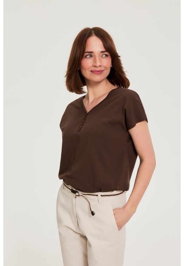MOODO - Bawełniana bluzka z dekoltem w serek brązowa. Typ kołnierza: dekolt w serek. Kolor: brązowy. Materiał: bawełna