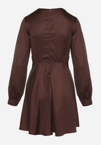 Born2be - Brązowa Satynowa Sukienka VICES z Kopertowym Dekoltem i Bufiastymi Rękawami Nivita. Okazja: na randkę, na ślub cywilny, na wesele. Typ kołnierza: dekolt w serek, dekolt kopertowy. Kolor: brązowy. Materiał: satyna. Typ sukienki: kopertowe. Styl: klasyczny, elegancki #2
